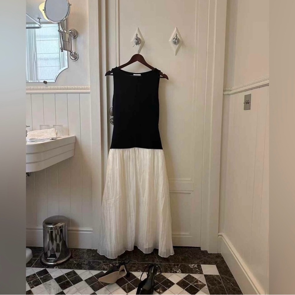NWOT Reformation Cyra Dress In Black, brand new without tags never worn size 4 - Picture 4 of 12